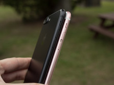 Opis: The iPhone 7 Plus (in black) and the iPhone 6s Plus (in rose gold) share a lot of the same design elements - Apple iPhone 7 Plus Review