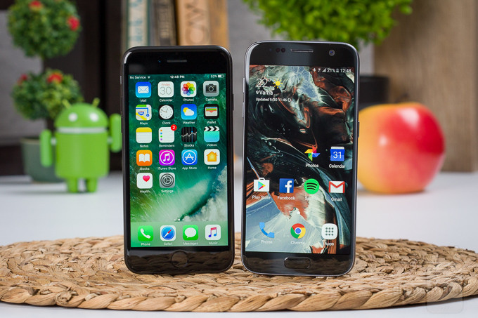 Opis: Apple iPhone 7 vs Samsung Galaxy S7