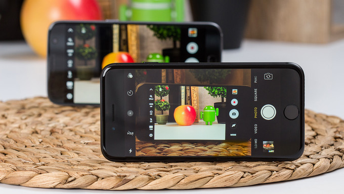 Opis: Apple iPhone 7 vs Samsung Galaxy S7