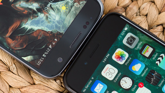 Opis: Apple iPhone 7 vs Samsung Galaxy S7