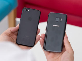 Opis: Apple iPhone 7 vs Samsung Galaxy S7