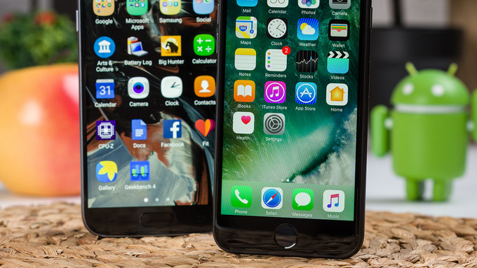 Opis: Apple iPhone 7 vs Samsung Galaxy S7
