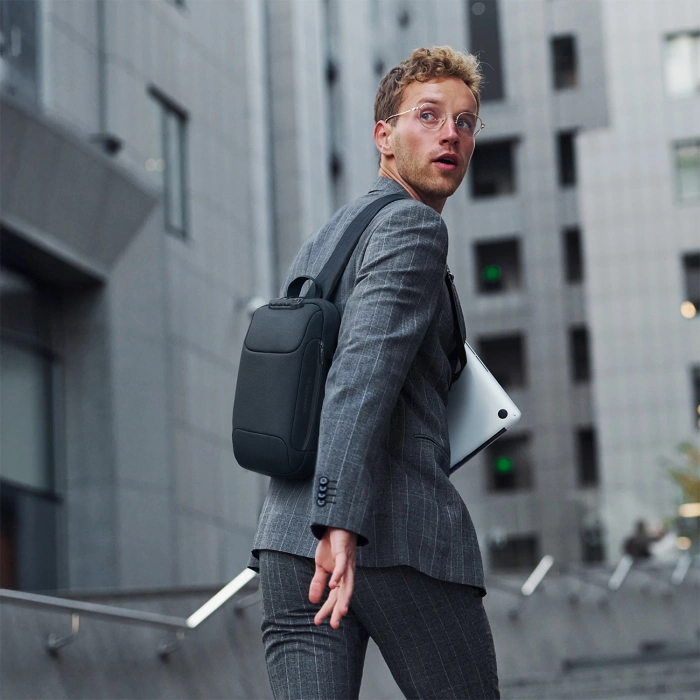 Plecak miejski Wozinsky Premium na jedno ramię, antykradzieżowy z organizerem i USB - czarny