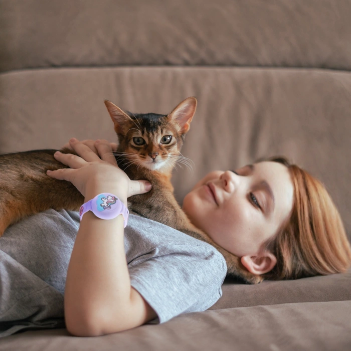 Opaska etui na AirTag silikonowa bransoletka na rękę dla dziecka - fioletowa z jednorożcem