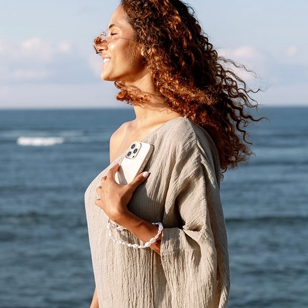 Etui UNIQ Coehl Muse iPhone 16 Pro 6.3"   Magnetic Charging kremowy/cream