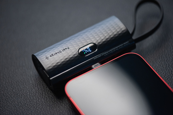 Powerbank Forcell F-Energy Power Plug F5K3 PD 20W 5000 mAh z wbudowanym złączem Lightning czarny