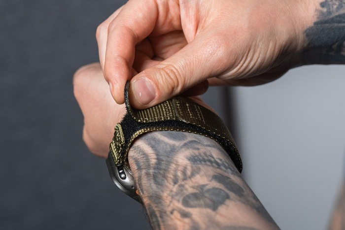 FORCELL F-DESIGN FA02 pasek magnetyczny nylonowy do APPLE Watch 42 / 44 / 45 / 49 mm oliwkowy