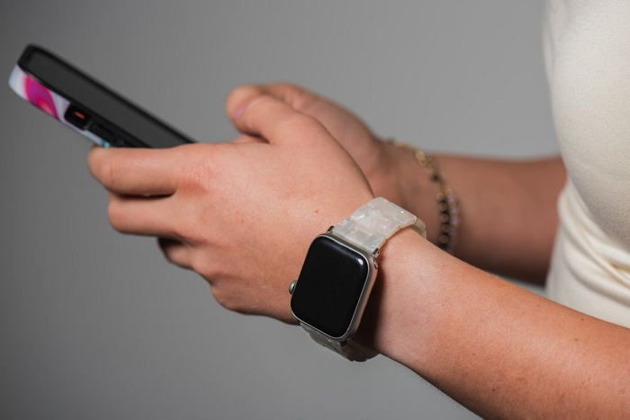 FORCELL F-DESIGN FA04 pasek żywiczny marmurkowy do APPLE Watch 42 / 44 / 45 / 49 mm biały