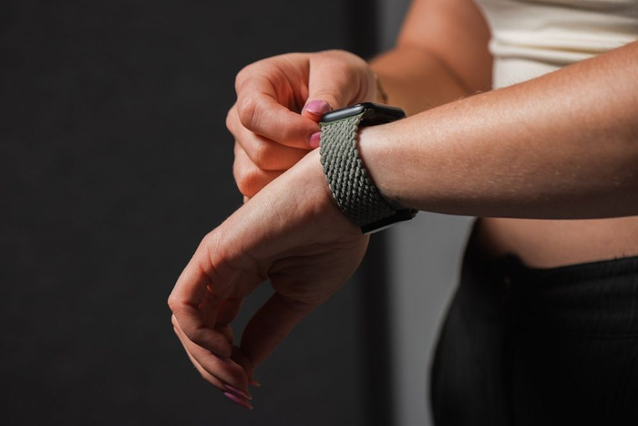 FORCELL F-DESIGN FA02 pasek magnetyczny nylonowy do APPLE Watch 42 / 44 / 45 / 49 mm oliwkowy