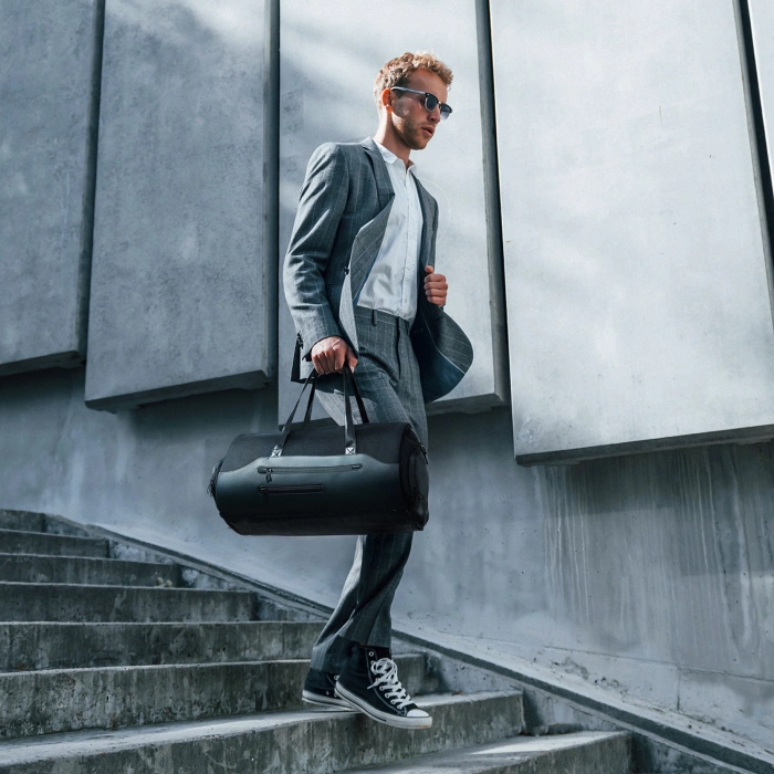 Torba podróżna Wozinsky Premium na garnitur z kieszenią na mokre rzeczy (50 l) - czarna