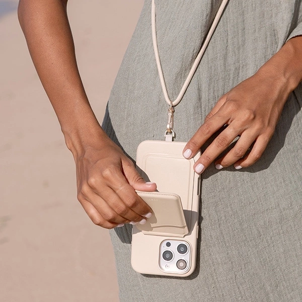 Etui UNIQ Coehl Muse iPhone 16 Pro 6.3"   Magnetic Charging dusty nude