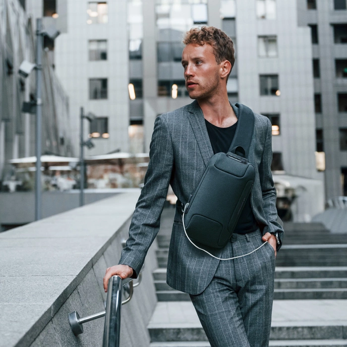 Plecak miejski Wozinsky Premium na jedno ramię, antykradzieżowy z organizerem i USB - czarny