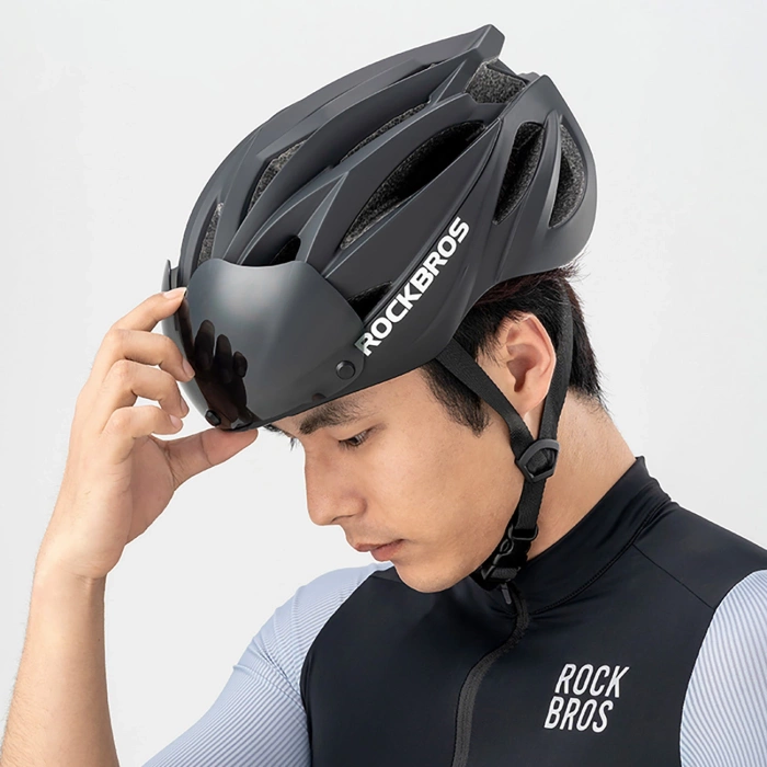 Kask rowerowy Rockbros z szybką, odpinane okulary z ochroną UV, unisex - czarno-brązowy